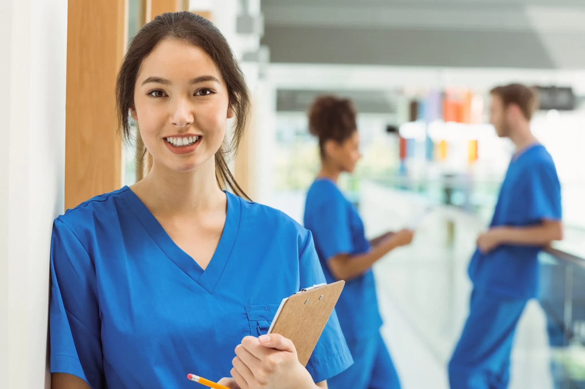 Internationale Auszubildende im Krankenhausflur